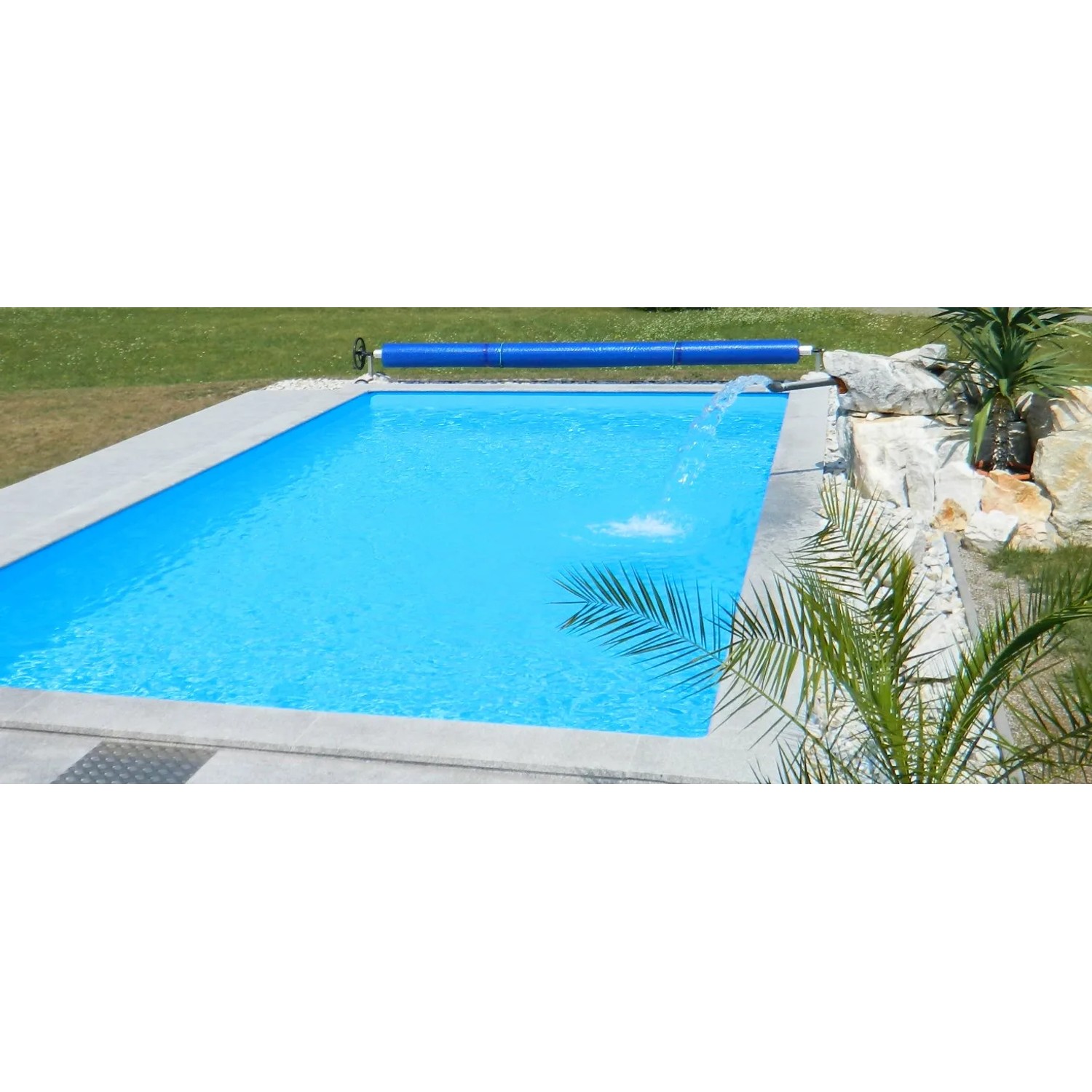 Rechteckiger, blauer Styropor Pool-Set Classic de Luxe mit Poolabdeckung und Wasserfall im Garten.