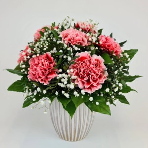 Blumenstrauß Schwärmerei mit rosa Nelken, Rosen und Schleierkraut in einer Vase.