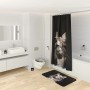 Sanilo WC-Sitz Cool Cat mit Duschvorhang und Badteppich im Badezimmer.