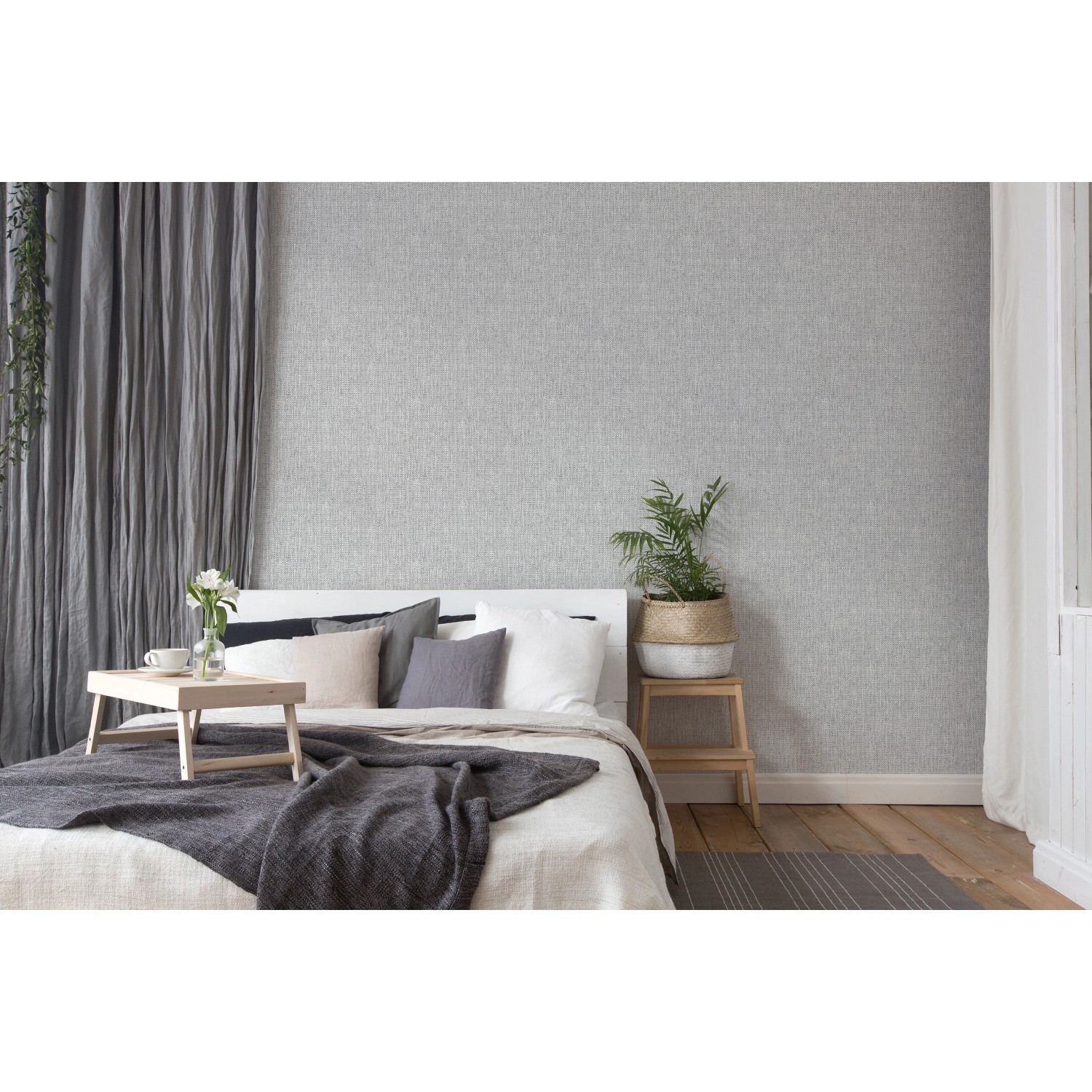 A.S. Création Vliestapete Gewebeoptik Grau-Weiß im Schlafzimmer.
