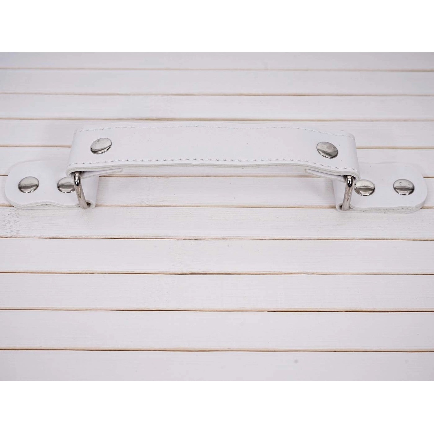 Detailaufnahme: Weißer Tragegriff des MCW Wäschekorbs (100l) auf hellem Untergrund.