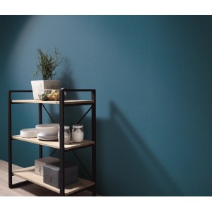 Dunkelblaue Erismann Vliestapete Martinique Colour Passion an Wand, Regal mit Deko.