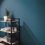 Dunkelblaue Erismann Vliestapete Martinique Colour Passion an Wand, Regal mit Deko.