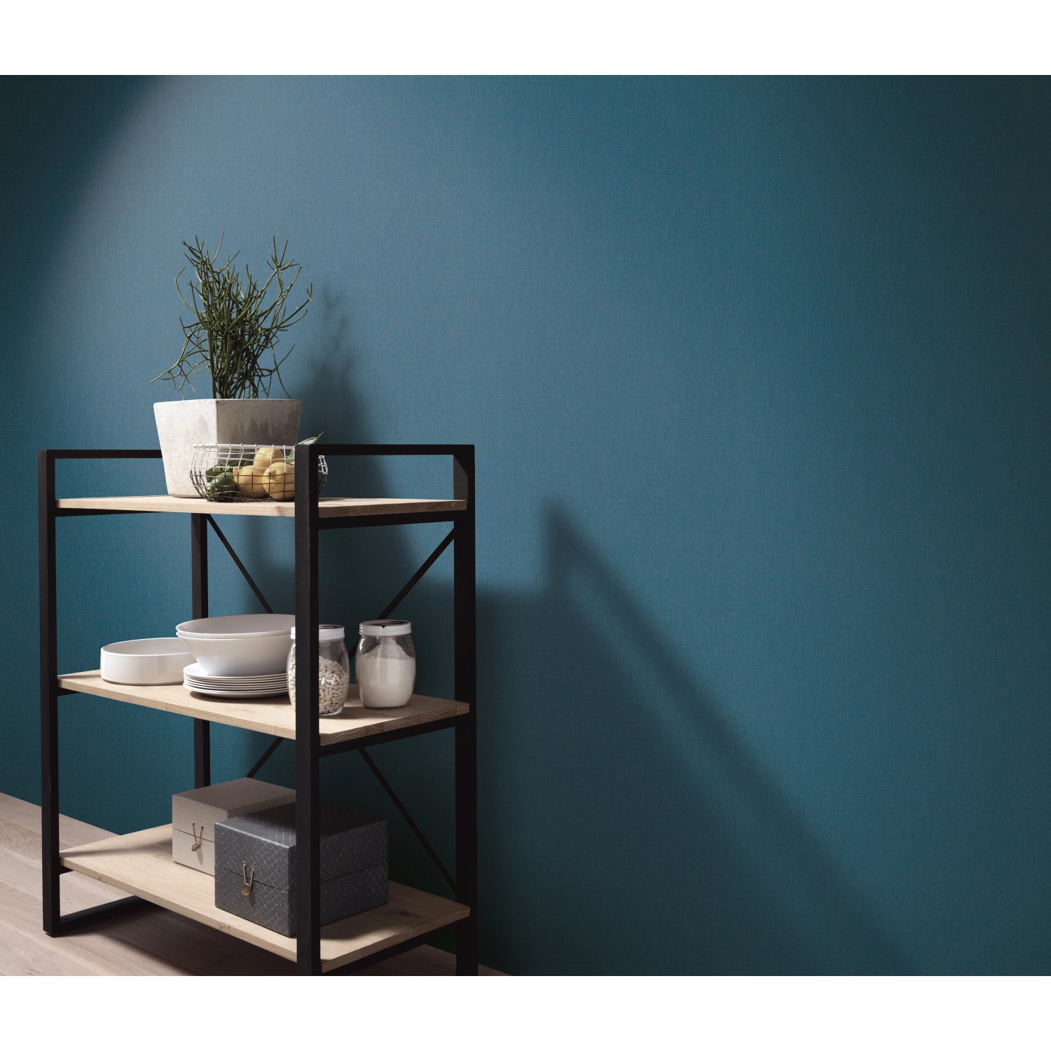 Dunkelblaue Erismann Vliestapete Martinique Colour Passion an Wand, Regal mit Deko.