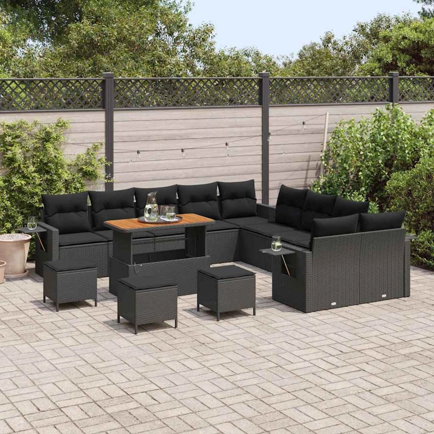 Schwarzes 14-tlg. vidaXL Garten-Sofa-Set aus Poly Rattan mit Tisch und Hockern.