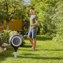 Gardena RollUp M Gartenschlauchbox mit Mann beim Bewässern im Garten.