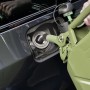 LUX Auslaufstutzen füllt Kraftstoff aus Metall-Benzinkanister in ein Auto.