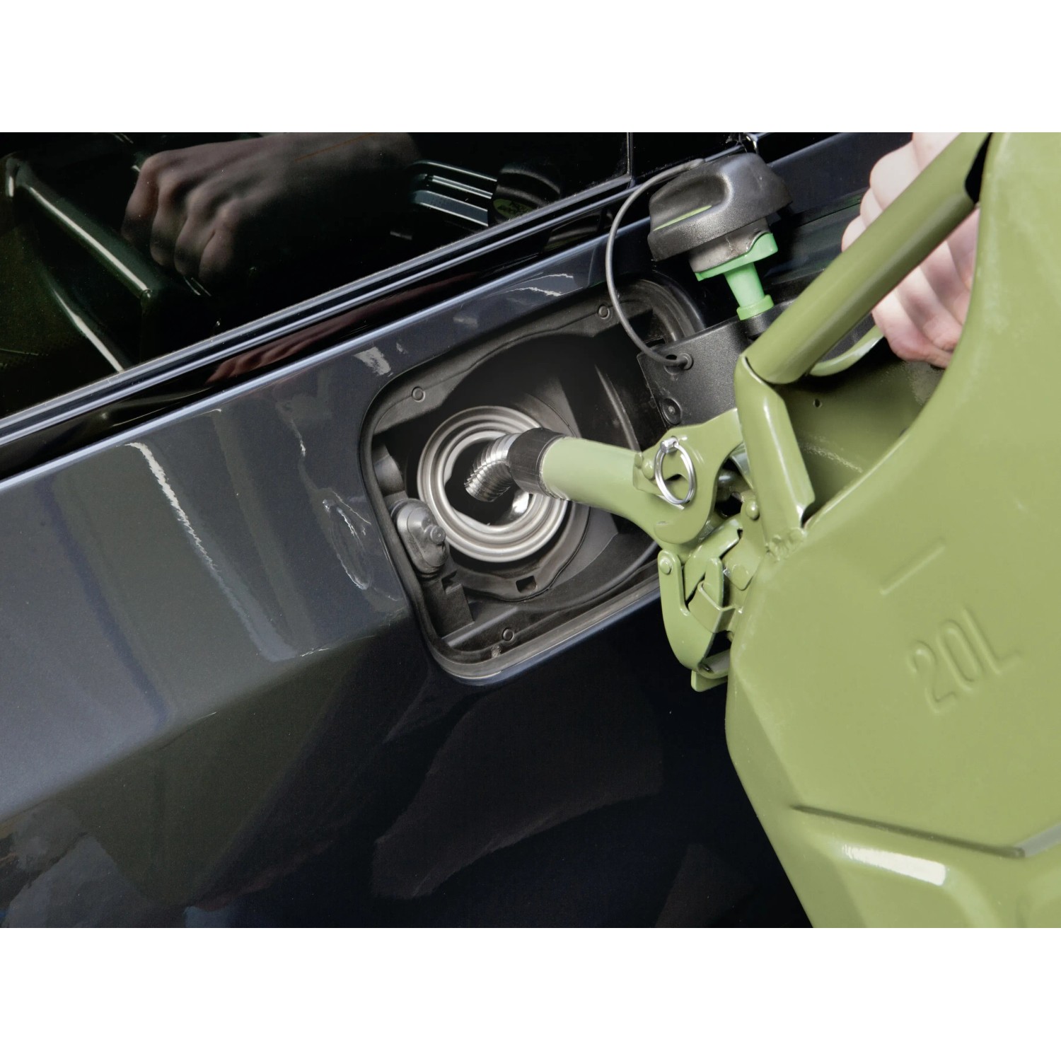 LUX Auslaufstutzen füllt Kraftstoff aus Metall-Benzinkanister in ein Auto.