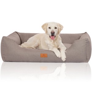 Hund liegt entspannt im hellgrauen Knuffelwuff Hundebett Lotte Velours XXL (120x85cm).