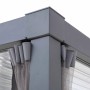Detailaufnahme: Sunjoy Netz für Matterhorn Pergola, grau, an Terrassenüberdachung befestigt.