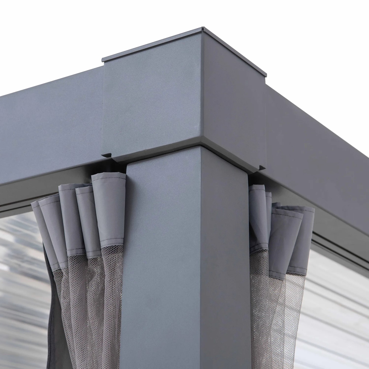 Detailaufnahme: Sunjoy Netz für Matterhorn Pergola, grau, an Terrassenüberdachung befestigt.