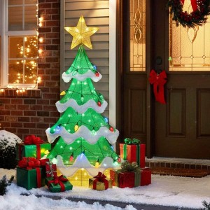 Beleuchteter grüner LED Weihnachtsbaum mit Sternspitze und Geschenken auf verschneiter Veranda. Festliche Weihnachtsdeko für draußen.