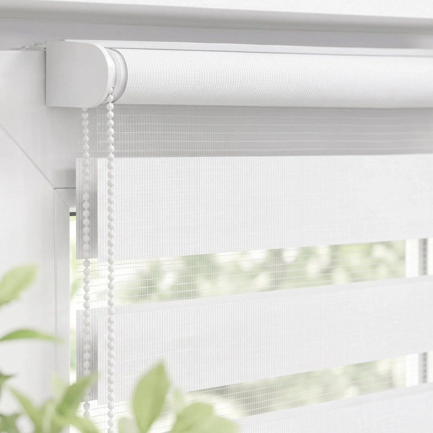 Weißes Doppelrollo am Fenster mit transparenten und blickdichten Streifen. Klemmfix-Rollo mit Seitenzug für Sichtschutz.