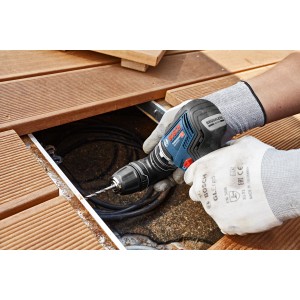 Bosch Professional Akku-Bohrschrauber GSR 12V-35 FC beim Bohren in Holz.