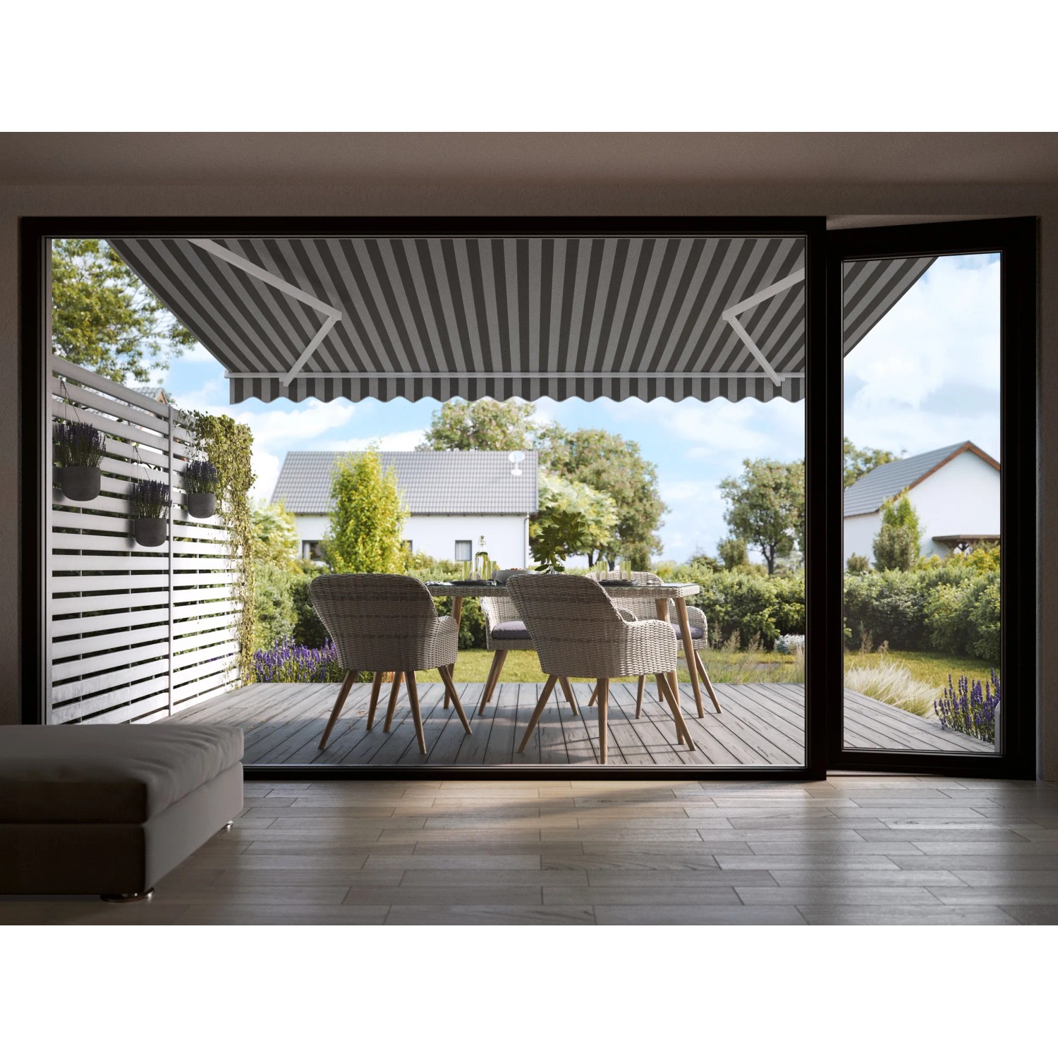 Gelenkarmmarkise Aventura, 4x2,5m, grau-weiß gestreift, montiert über einer Terrasse mit Gartenmöbeln.