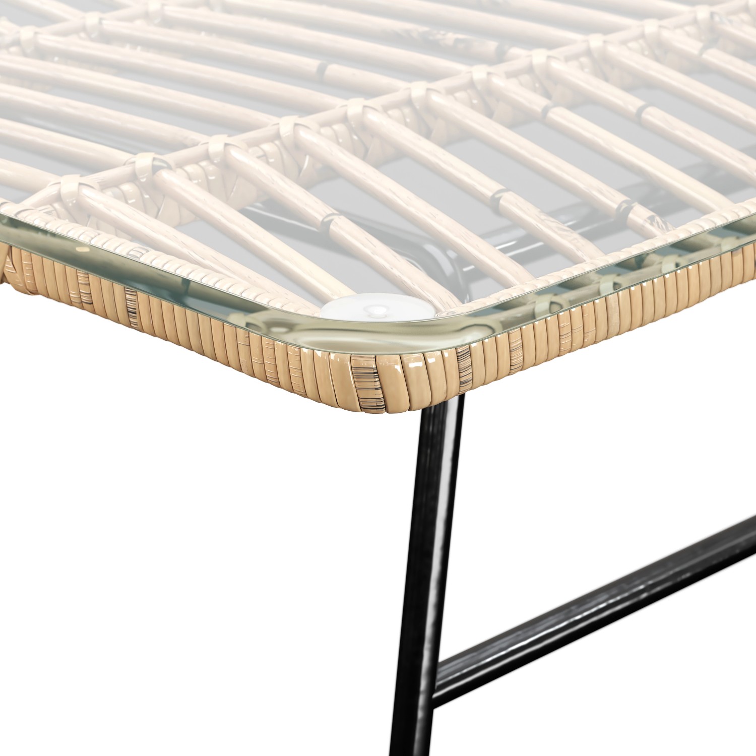 Detailansicht: Rattan-Tisch des Lounge-Sets Udima mit Glasplatte und schwarzem Metallfuß.