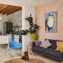 Yale Bewegungsmelder Smart Alarm in Weiß im Wohnraum mit Hund und Sofa.