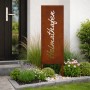Rostbrauner Gartenstecker aus Eisen mit 'Heimathafen' Schriftzug, 115 cm hoch, als Dekoration im Blumenbeet.