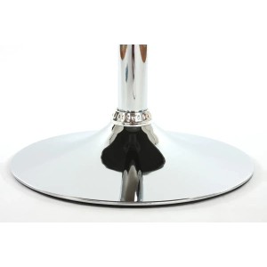 Detailaufnahme: Verchromter Fuß des grünen MCW Esszimmerstuhls Cadiz (6er-Set).