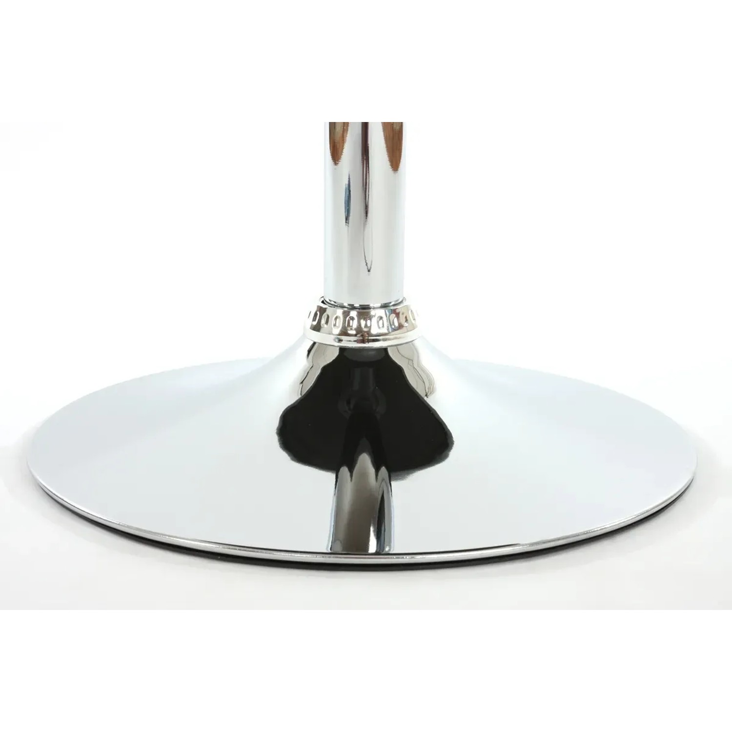 Detailaufnahme: Verchromter Fuß des grünen MCW Esszimmerstuhls Cadiz (6er-Set).