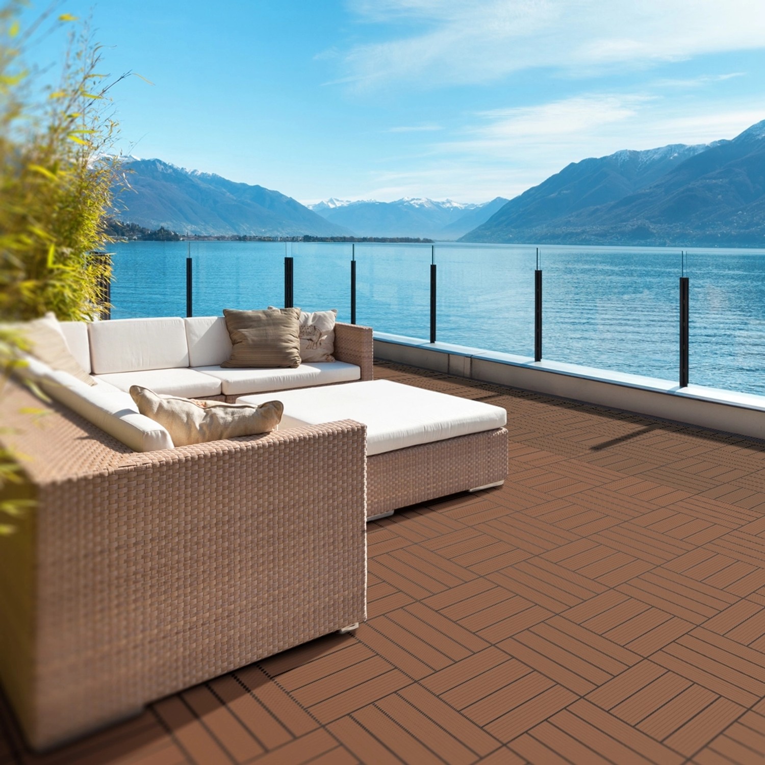 Hellbraune WPC Terrassenfliesen (30x30 cm) im 55er Set auf Terrasse mit Seeblick.