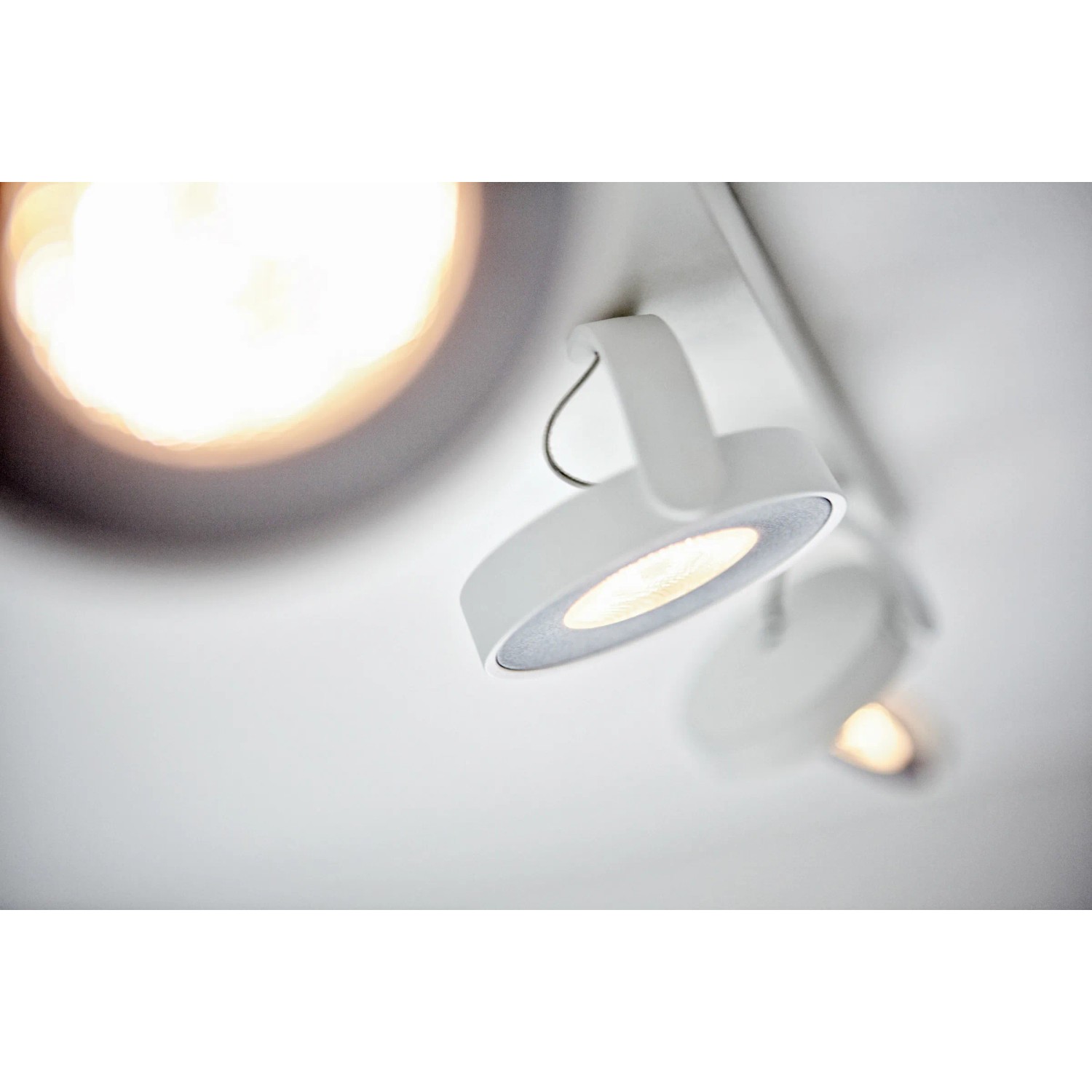 Weißer Philips myLiving LED-Spot Clockwork 4er mit Warmglow-Effekt.