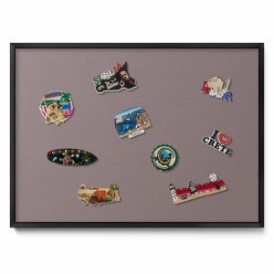 Magnetische Pinnwand in Hellbraun mit schwarzem Rahmen und Urlaubsmagneten, 70x50 cm.