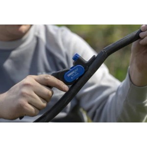 WEICON Aussenmantelschneider No.25 in Schwarz/Blau im Einsatz an einem Kabel.