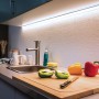 Paulmann LED-Strip MaxLED Basis-Set in Küche mit Tageslichtweiß für Arbeitsbereich.