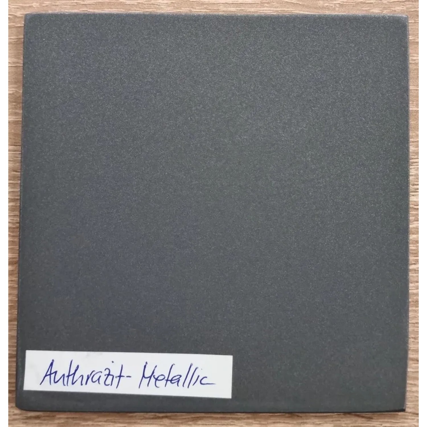 Detailaufnahme: Anthrazit-metallicfarbener Pflanzkübel Säule aus Fiberglas.