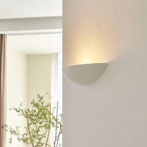 Weiße Lindby Wandleuchte Guilia aus Gips/Ton, indirektes Licht für Flur und Wohnraum.