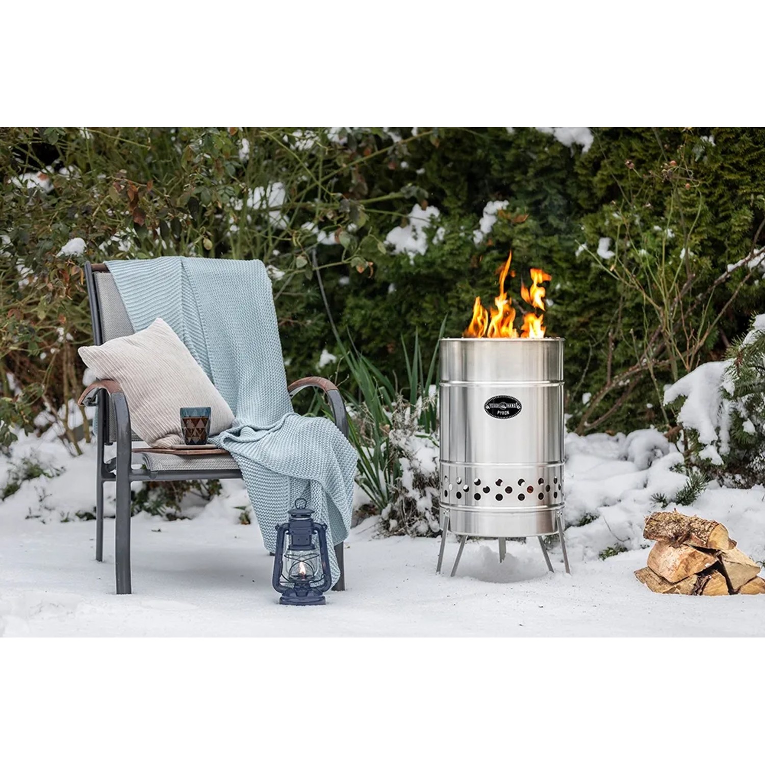 Feuerhand Pyron Feuertonne aus Edelstahl (25 l) im Garten mit brennendem Feuer.