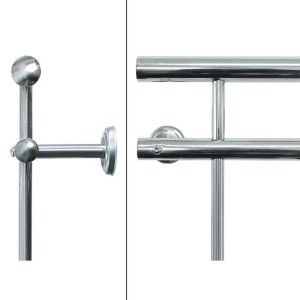 Glänzendes Edelstahl-Geländer für französischen Balkon. Detailansicht von Handlauf, Füllstäben und Wandbefestigung.