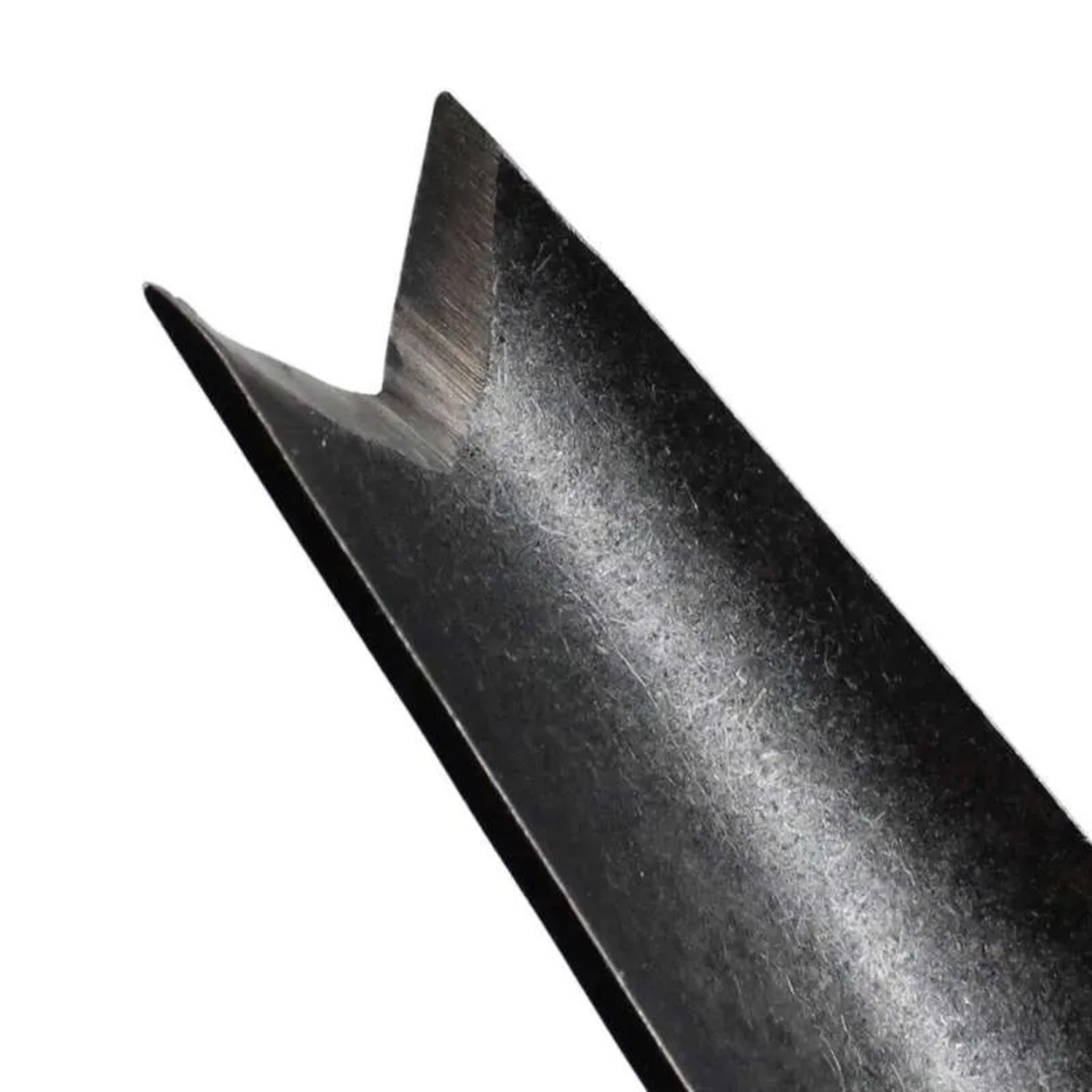 Detailaufnahme: Spitze des D&O Unkrautstechers aus Stahl mit V-Form.