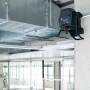 Bosch Professional GCL 2-50 Kreuzlinienlaser mit LR6 Empfänger an Wand montiert.