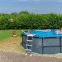 Exit Black Leather Pool, ø 450 cm, mit Leiter und Sandfilterpumpe. Stahlrahmenpool mit Personen im Wasser.