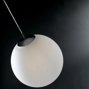 Moderne, weiße Luce Design Pendelleuchte City mit Chrom-Elementen und runder Glaskugel, Ø 35 cm.