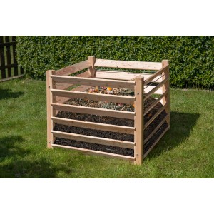 Westmann Komposter aus Lärchenholz (100x100x80cm) im Garten, teilbefüllt mit Kompost.