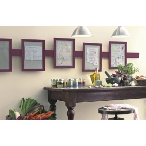 Wandgestaltung mit Alpina Farbrezepte Muschelweiß, kombiniert mit lila Akzenten und Küchendekoration.