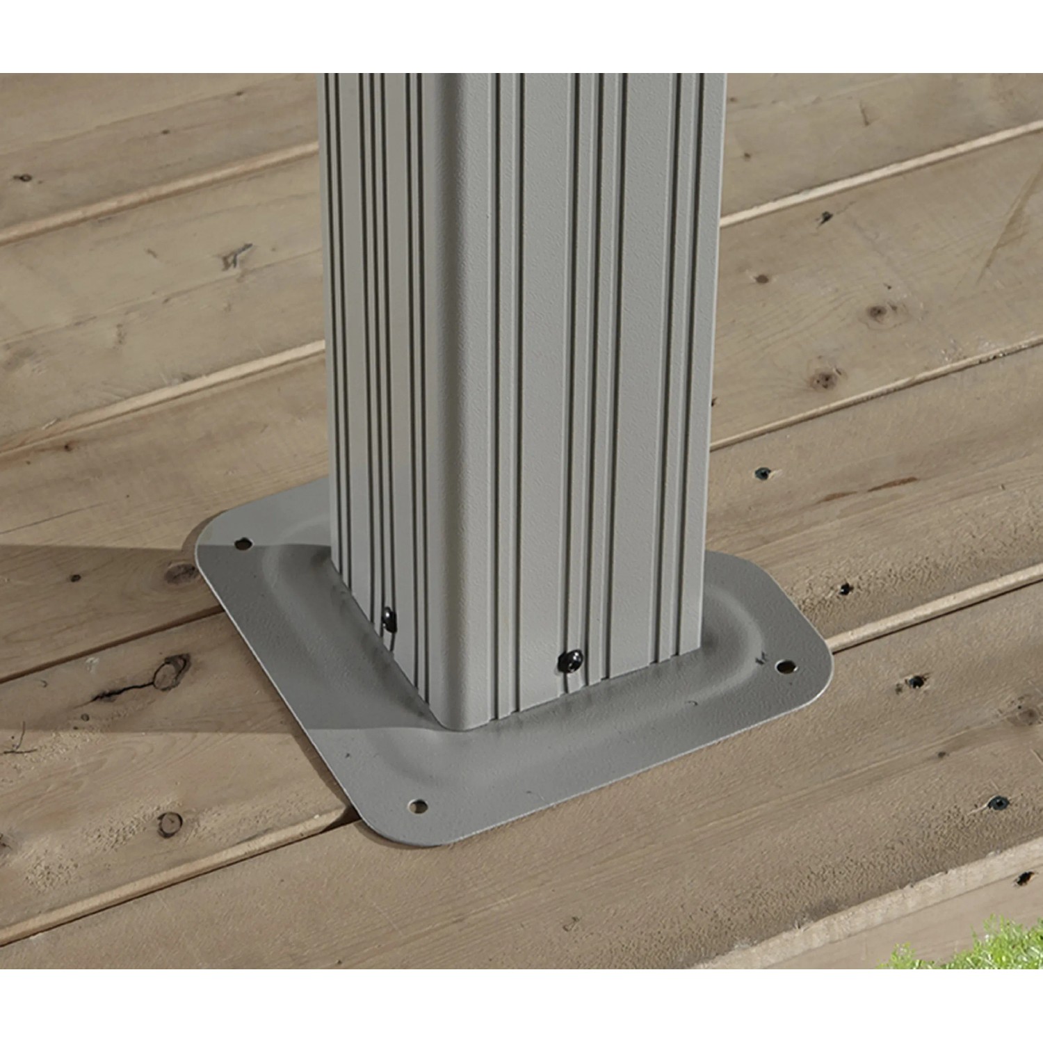 Detailaufnahme: Pfosten des Sojag Aluminium Pavillon Messina Champagner auf Holzterrasse.