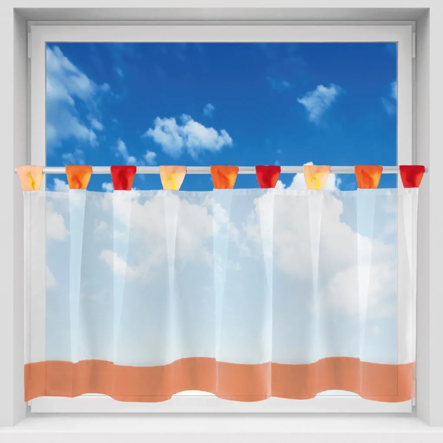Orange-rote Bistrogardine mit Schlaufen (150x45 cm) am Fenster, Fenstervorhang.