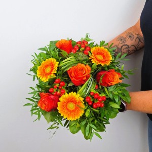 Blumenstrauß Herzensglück mit orangen Rosen, Gerbera, Johanniskraut und Grün