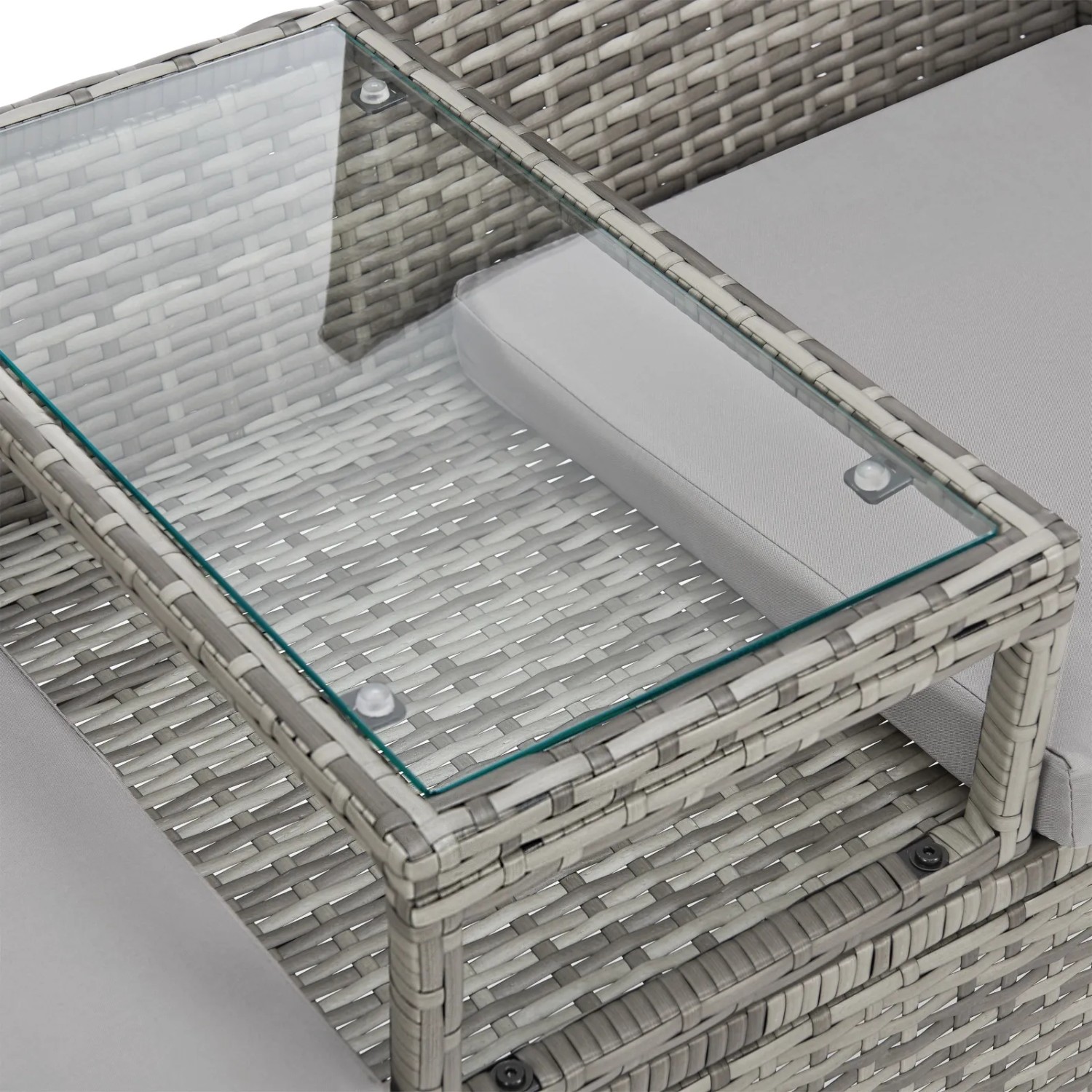 Detailaufnahme: Graue Svita Chicago Rattanbank mit Glasplatte. Gartenmöbel Lounge Sitzecke.