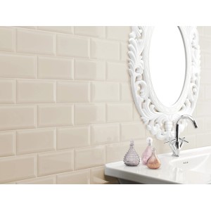 Wandfliese Facette Metro Creme, glänzend, 10x20 cm im Badezimmer mit Spiegel.