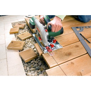 Bosch Handkreissäge PKS 66 AF im Einsatz beim Sägen von Holzterrasse.
