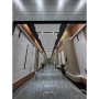 Flur mit Colortree Akustikpaneelen in Champagner Metall Optik an Wand und Decke.