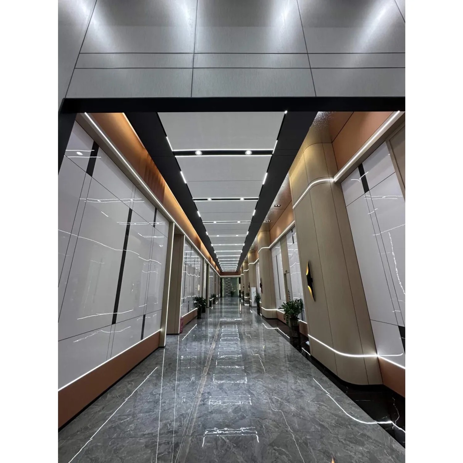 Flur mit Colortree Akustikpaneelen in Champagner Metall Optik an Wand und Decke.