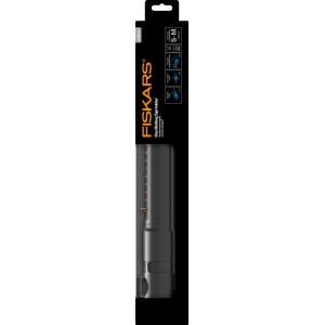 Fiskars Oszillierender Regner X-Series S-M in Schwarz-Orange, verpackt.