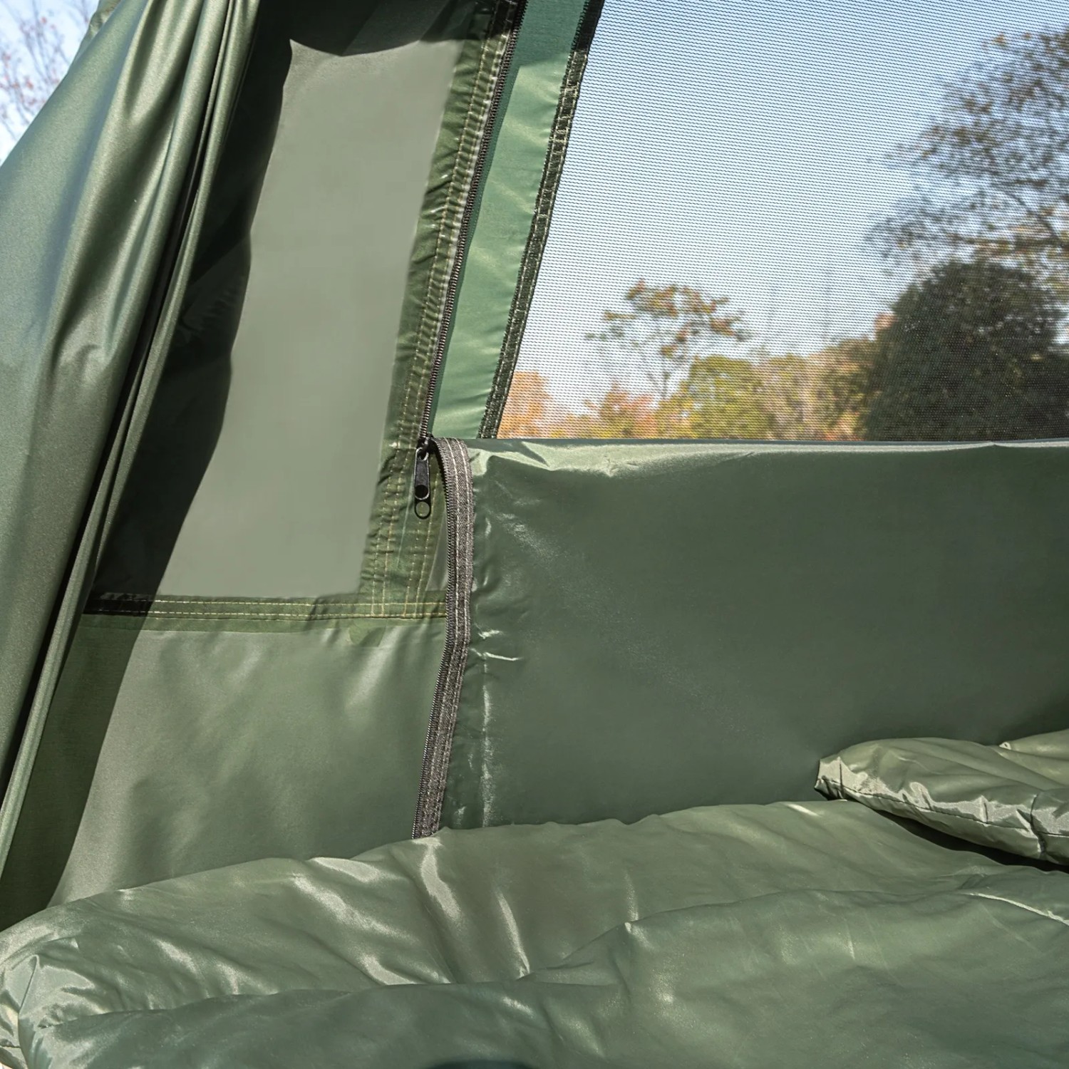 Innenansicht: Grünes SoBuy Feldbett 4in1-Zelt mit Schlafsack und Moskitonetz. Camping & Outdoor.
