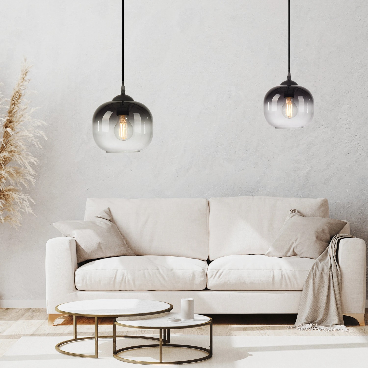 Zwei moderne, schwarze Just Light Pendelleuchten Zea mit Rauchglas über einem Wohnzimmer.